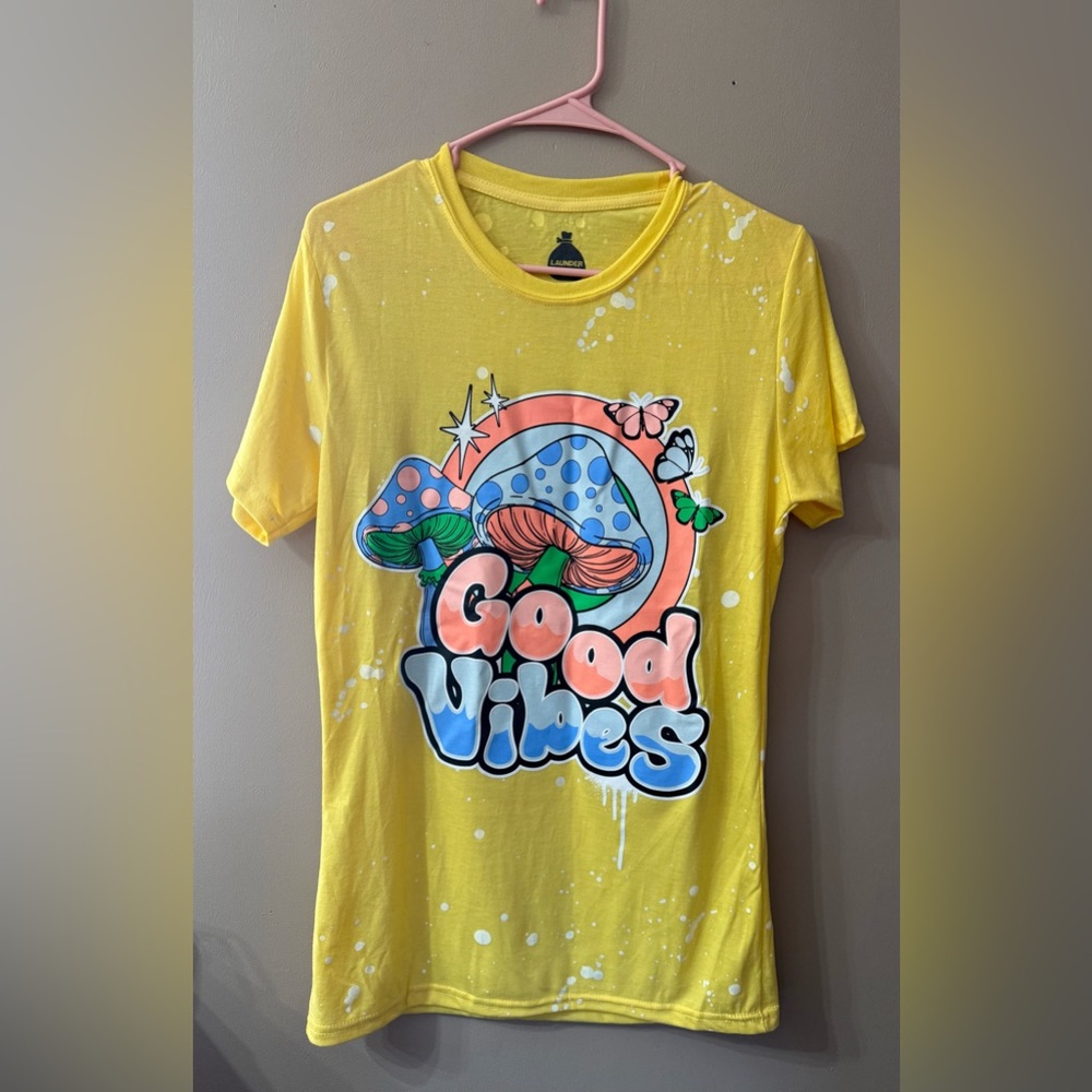 Launder by Bailey Apparel Good Vibes Mushroom T-Shirt Size Small